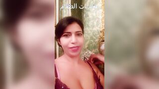 لابسة قميص ازرق نيمها على بطنها وبقى ينيك فيها وبضانه  سكس مصري بتخبط على طيازها
