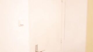 شرموطة سكس مصري  بتعرض جسمها وبتقوله تعالى نيكنى