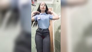 منال بتعمل بث مباشر فى الحمام وخايفة اهلها يسمعو  سكس مصري  اهاتها هيا وبتتشرمط لايف