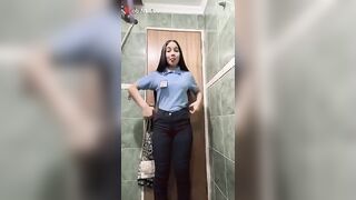 منال بتعمل بث مباشر فى الحمام وخايفة اهلها يسمعو  سكس مصري  اهاتها هيا وبتتشرمط لايف