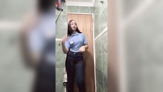 منال بتعمل بث مباشر فى الحمام وخايفة اهلها يسمعو  سكس مصري  اهاتها هيا وبتتشرمط لايف