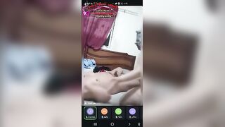 شايل مراته على زوبره ورافع رجليها وشغال سكس مصري  نيك فى مراته وبيصورها