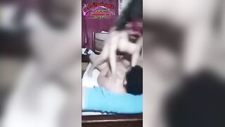 شايل مراته على زوبره ورافع رجليها وشغال سكس مصري  نيك فى مراته وبيصورها