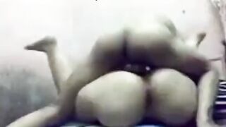 راكلها ورافع رجليها وبيدخل زوبره وبضانه عمال  سكس مصري تخبط فى شفرة كسها
