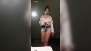 موقع شراميط العرب سكس مصري بترقص عريانة ملط فى غرفة نومها وتفتح الكاميرا تفرج صديقها فى الجامعة