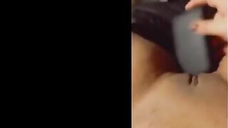 لبوه بتتشرمط في كل كلامها ماسكه جهاز تهيج الكس و فشخه نفسها عشان تجبهم  شرمها سكس