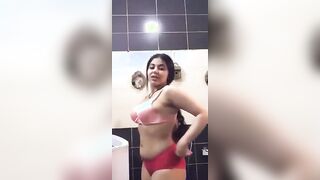 جوزها زنقها و هي دخله تاخد شاور بيقولها عايز انيك الخول بتاعي  سكس تويتر