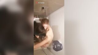 لحست كس صحبتها في الحمام ودخلت ايدها كلها جوا كسها سكس تويتر
