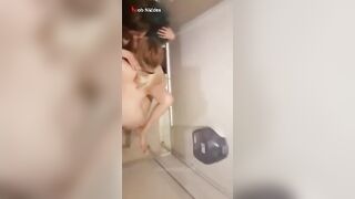 لحست كس صحبتها في الحمام ودخلت ايدها كلها جوا كسها سكس تويتر