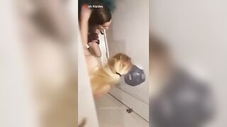 لحست كس صحبتها في الحمام ودخلت ايدها كلها جوا كسها سكس تويتر