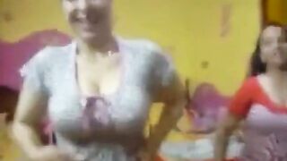 شرموطة راحت لصاحبها سكس عربي  بيته وبترقص قبل ما تتناك