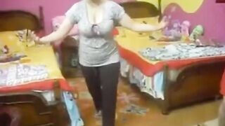 شرموطة راحت لصاحبها سكس عربي  بيته وبترقص قبل ما تتناك