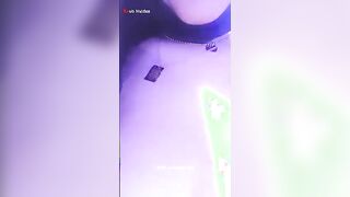 شرموطة بترقص خليجى قدام الكاميرا سكس عربي  وشغالة تهز فى بزازها