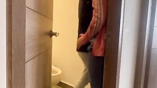 موقع شراميط العرب سكس مصري بيزنق زميلته فى الحمام فى العمل وينيكها قبل البريك