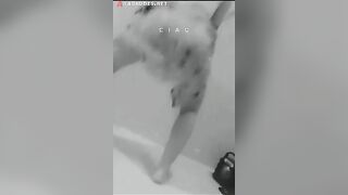 بترقص عريانة وتقلع بالاندر علشان تلقك زبون من سكس جديد على الانترنت