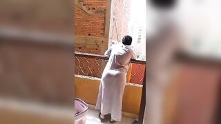 نفسه ينيك جارته كل يوم يصورها هيا ويبتشر  سكس جديد الغسيل ونفسه ينيكها
