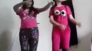 اتنين اخوات بنات بيعملوا سحاق لبعض كل يوم برضو مع بعض لغاية ما  سكس مصري جديد  يهيجو على كس بعض