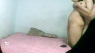 بيصور اخو و مراته و هم شغالين نيك و فاشخ كسها و هو بيضرب عشره عليهم  سكس مصري
