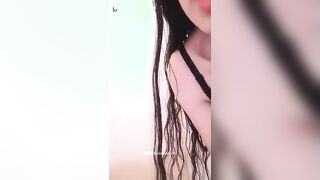 شرموطه ممحونه طالعه لايف و بتتشرمط و تتعالق علي المتابعين هتجبهم عليها من كلامها سكس مصري