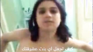 دخلت علي اخوها الحمام و هو بيضرب عشره و هي خلع ملط و نزلت مص في زبر  سكس مصري