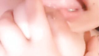 شرموطه سوريا بتلعب في كسها بعنف و تقذف خارجي عشر سكس مصري  مرات هايجه و كسها قشطه و منحوت