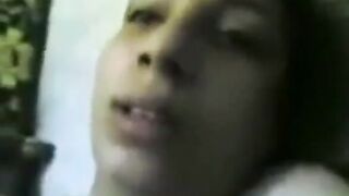 بتلعب في كسها وهو زبره جواها من كتر المتعه بتعض ايدوا  سكس مصري سكس مصري ابزاز كبير مصريه