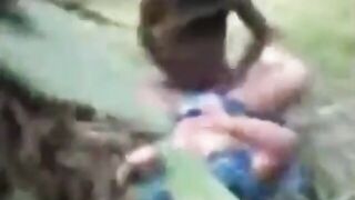 راحت الحديقه مع عاشقه زنقها و فشخ كسها و طيزها بزبر الكبير و جاب لبنها  سكس مصري علي بزازها الكبيره