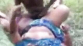 راحت الحديقه مع عاشقه زنقها و فشخ كسها و طيزها بزبر الكبير و جاب لبنها  سكس مصري علي بزازها الكبيره