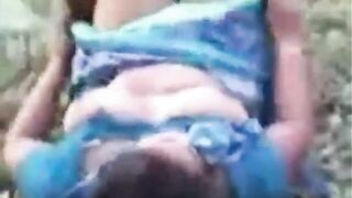 راحت الحديقه مع عاشقه زنقها و فشخ كسها و طيزها بزبر الكبير و جاب لبنها  سكس مصري علي بزازها الكبيره