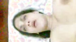 ام حنين ماسكه كسها و هي بتتناك من العنتيل فشخها و هي  سكس مصري ماسكه كسها عشان تفتحوا اكتر