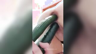لبوه من الرياض هايجه جدا  ماسكه خيارتين حطه وحده في طيزها و سكس مصري  وحده في كسها بتقول ابغ انزل لبني