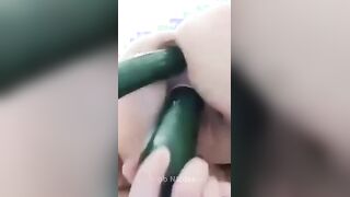 لبوه من الرياض هايجه جدا  ماسكه خيارتين حطه وحده في طيزها و سكس مصري  وحده في كسها بتقول ابغ انزل لبني