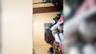 اللبوه واقفه بتروق الاوضه جوز امها هاج عليها خلعها هدومها  سكس مصري و فشخ كسها و طيزها من النيك