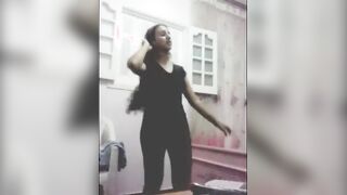 حنان كانت بترقص قدام الكاميرا بقميص نوم  سكس مصري دخل عليها اخوها عجبتوا و مسك كسها فشخوا