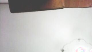 حنان كانت بترقص قدام الكاميرا بقميص نوم  سكس مصري دخل عليها اخوها عجبتوا و مسك كسها فشخوا