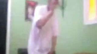 مش قادر يمتع مراتو جاب اخوها الكبير يمتعها  سكس مصري و يريح كسها العطشان وبتقولوا اخوك زبره كبير اوي
