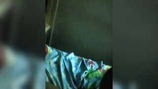 ديوث بيصور مراته في اوضة النوم فشخي طيزها و كسها قدام الكاميرا و بيقولها كسك بلع زبري