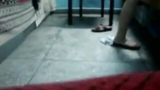 قعده مع ابوها لوحدهم في الشقه خلعت الكلوت و فتحت طيزها ابوها  سكس مصري مقدرش يمسك نفسوا فشخ طيزها