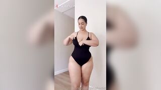 لبست مايوه اسود خطيره عشان هتنزل تقابل حبيبها علي البحر  سكس مصري نيك خلفي عنيف جبهم جوا طيزها