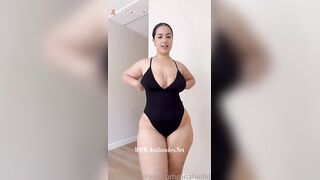لبست مايوه اسود خطيره عشان هتنزل تقابل حبيبها علي البحر  سكس مصري نيك خلفي عنيف جبهم جوا طيزها