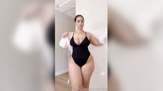 لبست مايوه اسود خطيره عشان هتنزل تقابل حبيبها علي البحر  سكس مصري نيك خلفي عنيف جبهم جوا طيزها