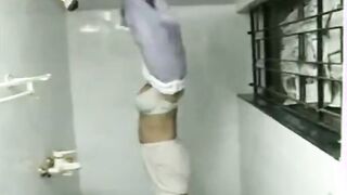 دخات الحمام تاخد شاور جوزها دخل عليها لاقها بتضرب سبعه ونص دخل زبره  سكس مصري في كسها عشان يريحها