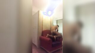 خليت اللبوه لحست خرم طيزي و دخلت لسانها جواه ختها علي الكرسي سكس مصري  و فشخت طيزه و كسها