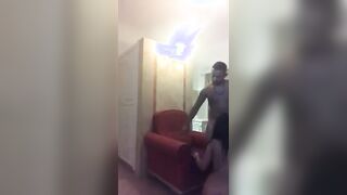 خليت اللبوه لحست خرم طيزي و دخلت لسانها جواه ختها علي الكرسي سكس مصري  و فشخت طيزه و كسها