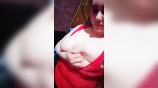 لبست خمس قمصان و رقصت بيهم عشان المعرص زبر يقف و سكس مصري  يفشخ كسي و ينزل لبني علي زبره
