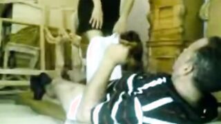 النجار خد المزه   في الورشه  فشخها و شتمها   و طلع دين امها نيك في  سكس مصري الارض نيك امامي