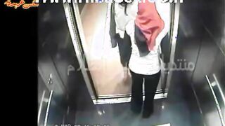 اتنبن شواذ يفشخوا في بعض في الاسانسير  سكس مصري و بعدين يكملوا في مخزن الشركه فيديو سحاق