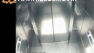 اتنبن شواذ يفشخوا في بعض في الاسانسير  سكس مصري و بعدين يكملوا في مخزن الشركه فيديو سحاق