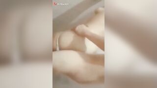عنيل مع مراته فشخ طيزها و كسها و هي واقف و عماله تتشرمط عليها عشان يفشخها اكتر سكس مصري