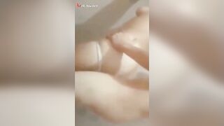 عنيل مع مراته فشخ طيزها و كسها و هي واقف و عماله تتشرمط عليها عشان يفشخها اكتر سكس مصري